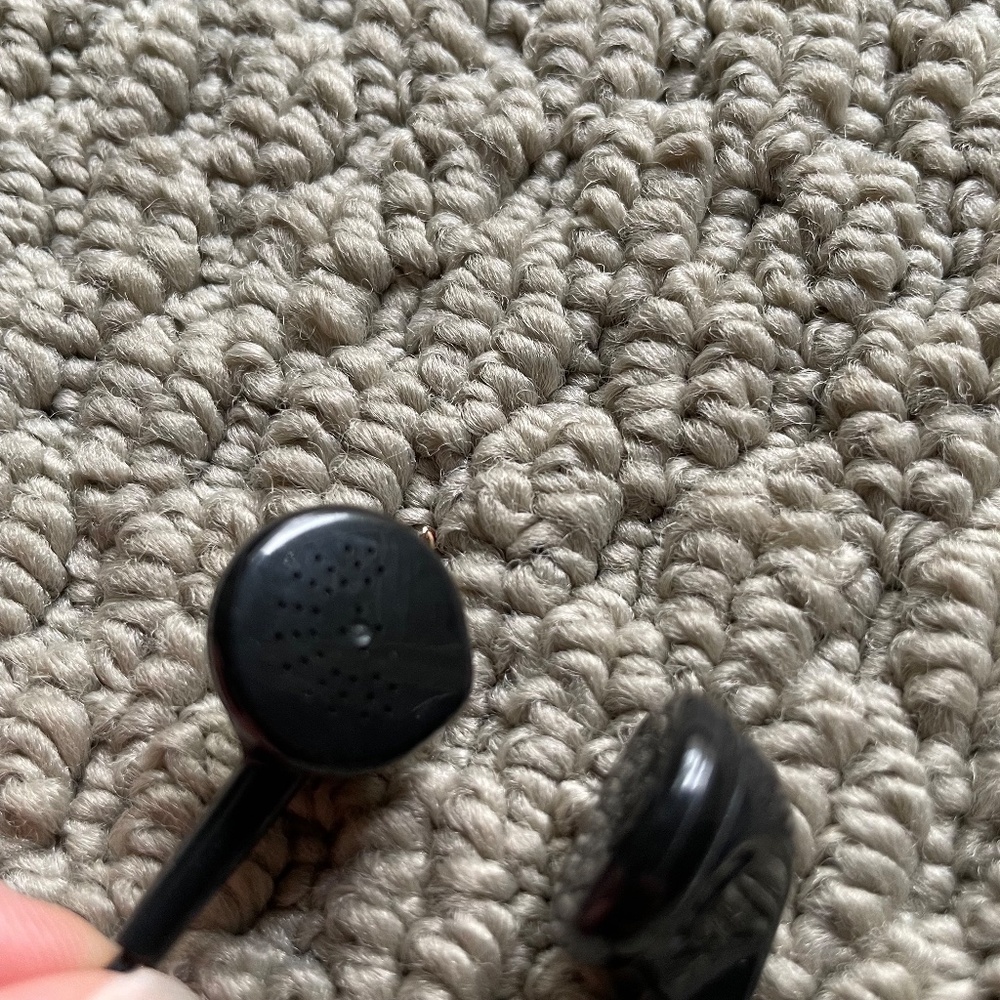 Flat Rounded Wire Ear Buds In Black - Picture 5 of 7